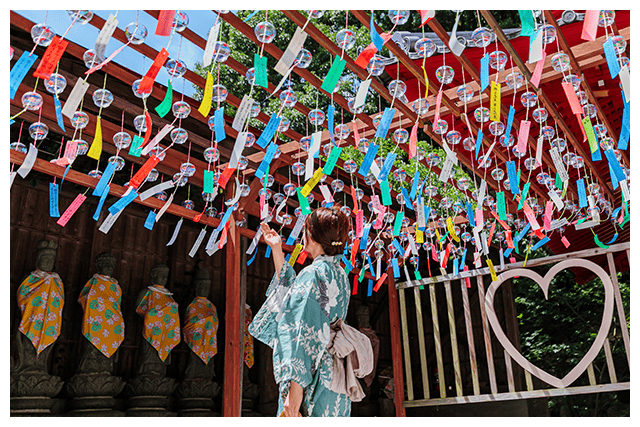 風鈴祭りに浴衣姿